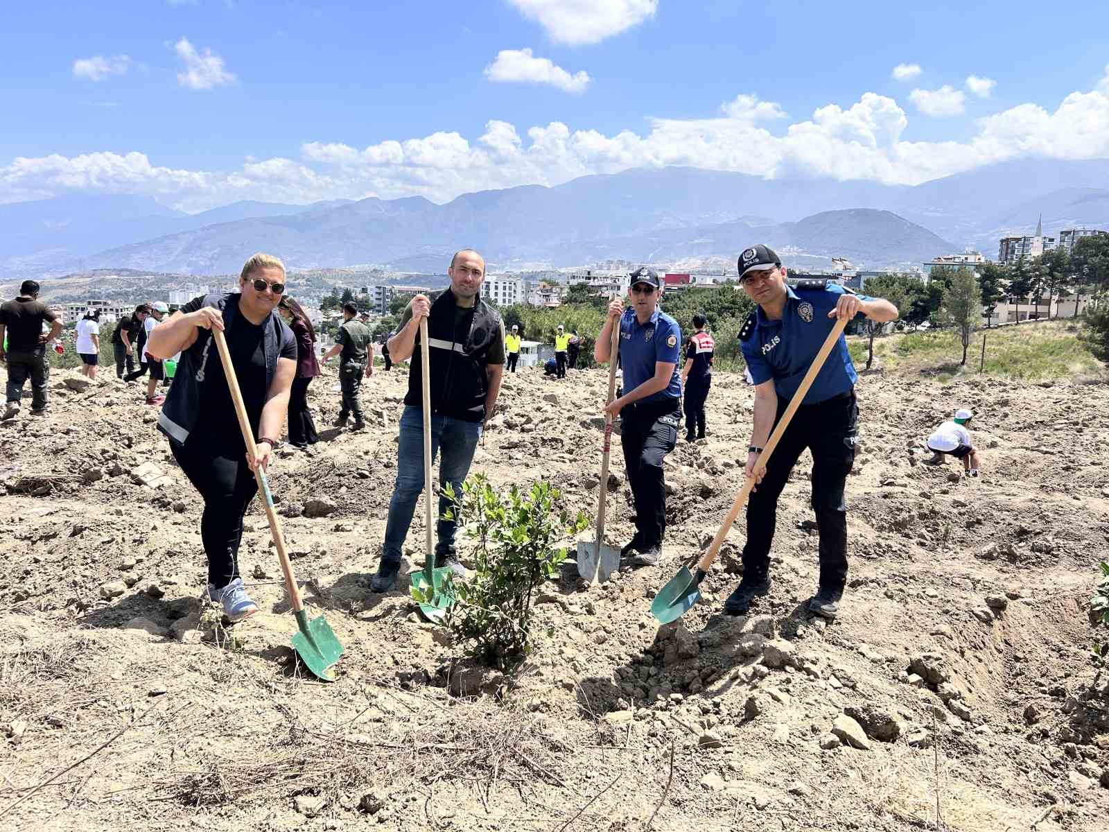 Deprem şehitleri i&ccedil;in binlerce fidan toprakla buluştu
