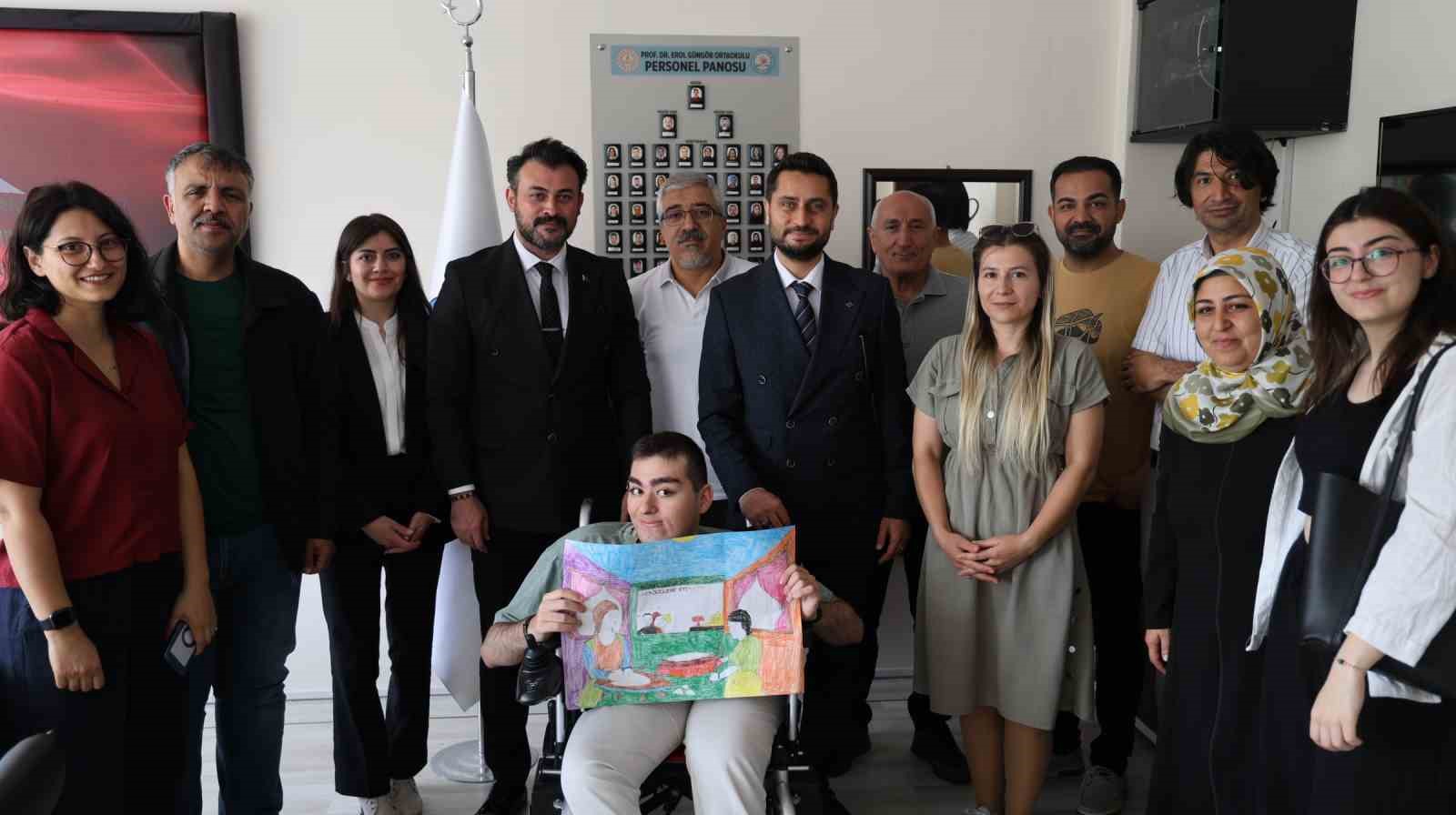 Kooperatif&ccedil;iliği anlattığı resimle g&ouml;n&uuml;llerde taht kurdu
