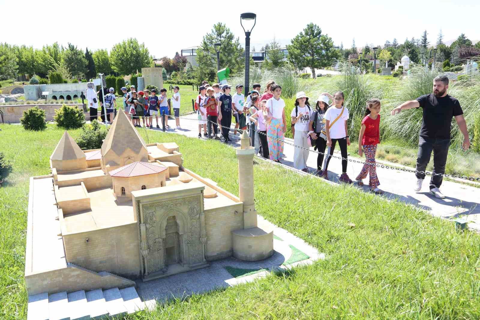 80 Binde Devr-i Alem Parkı&rsquo;nda online bilet d&ouml;nemi başladı
