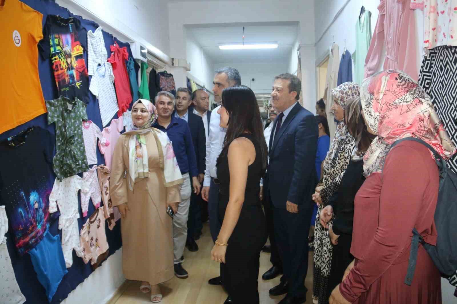 Kozan’da kadınların el emekleri sergilendi