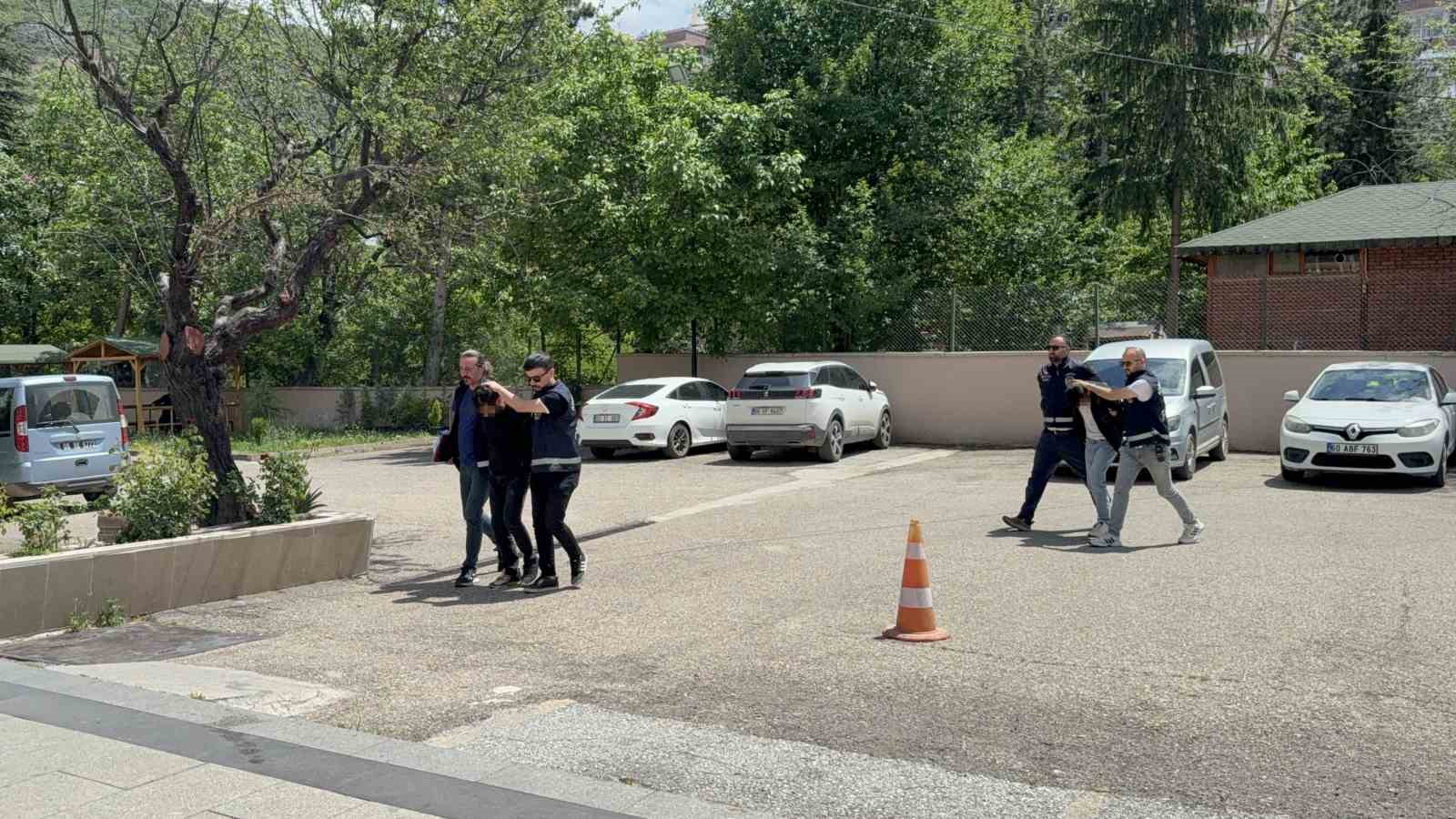 Tokat’ta dövülerek öldürülen kadınla ilgili gözaltı alınan 2 kişi adliyeye sevk edildi