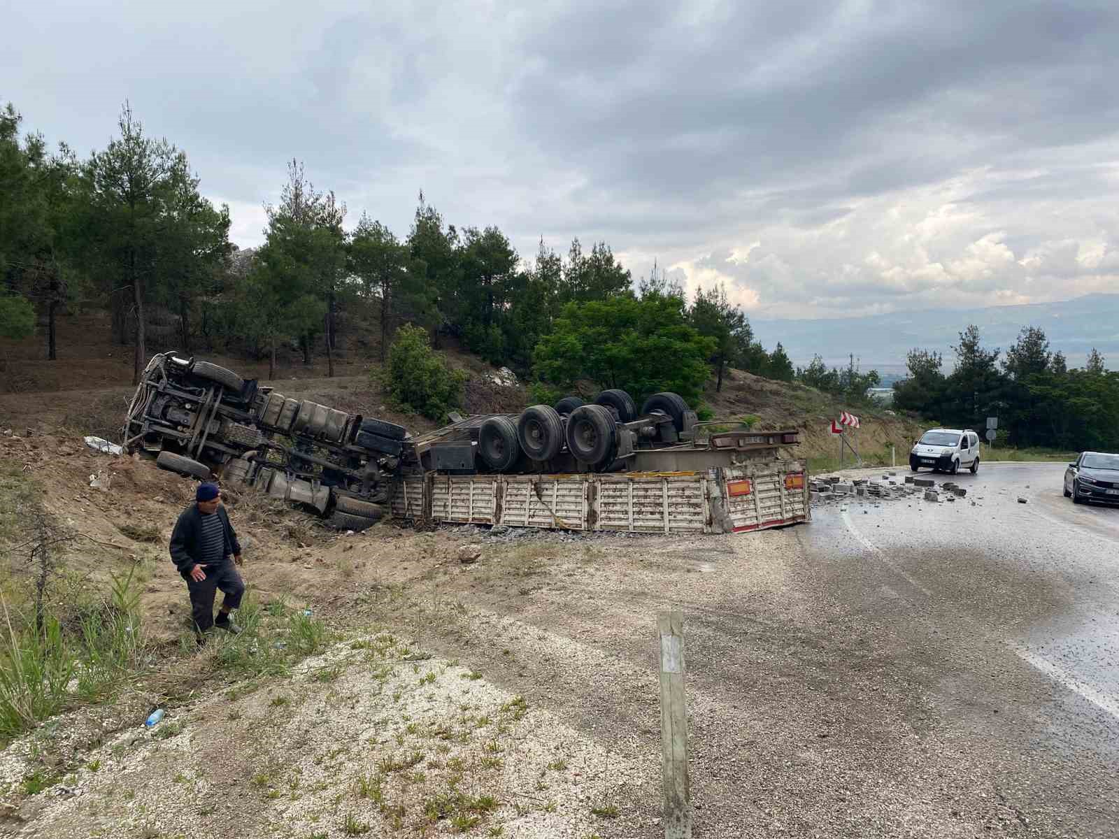 Yağışlı hava kazayı beraberinde getirdi, tuğla yüklü tır şarampole devrildi