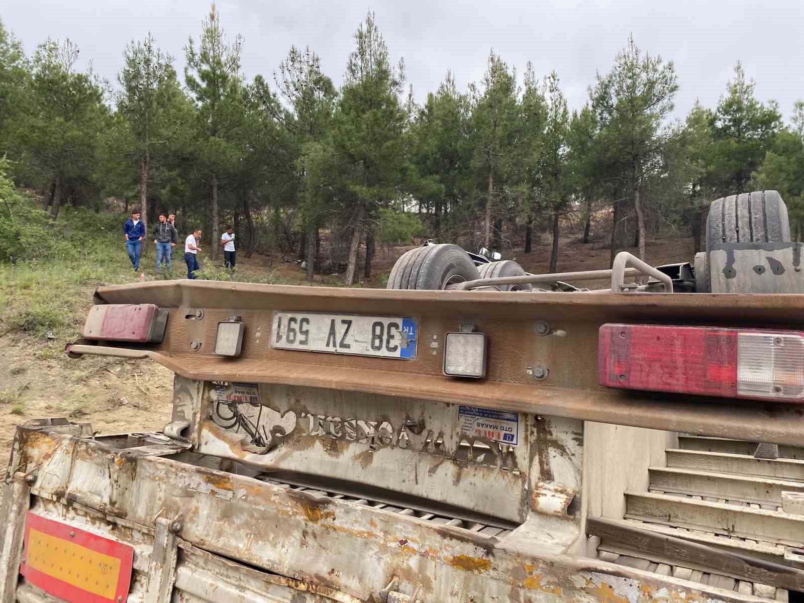 Yağışlı hava kazayı beraberinde getirdi, tuğla y&uuml;kl&uuml; tır şarampole devrildi
