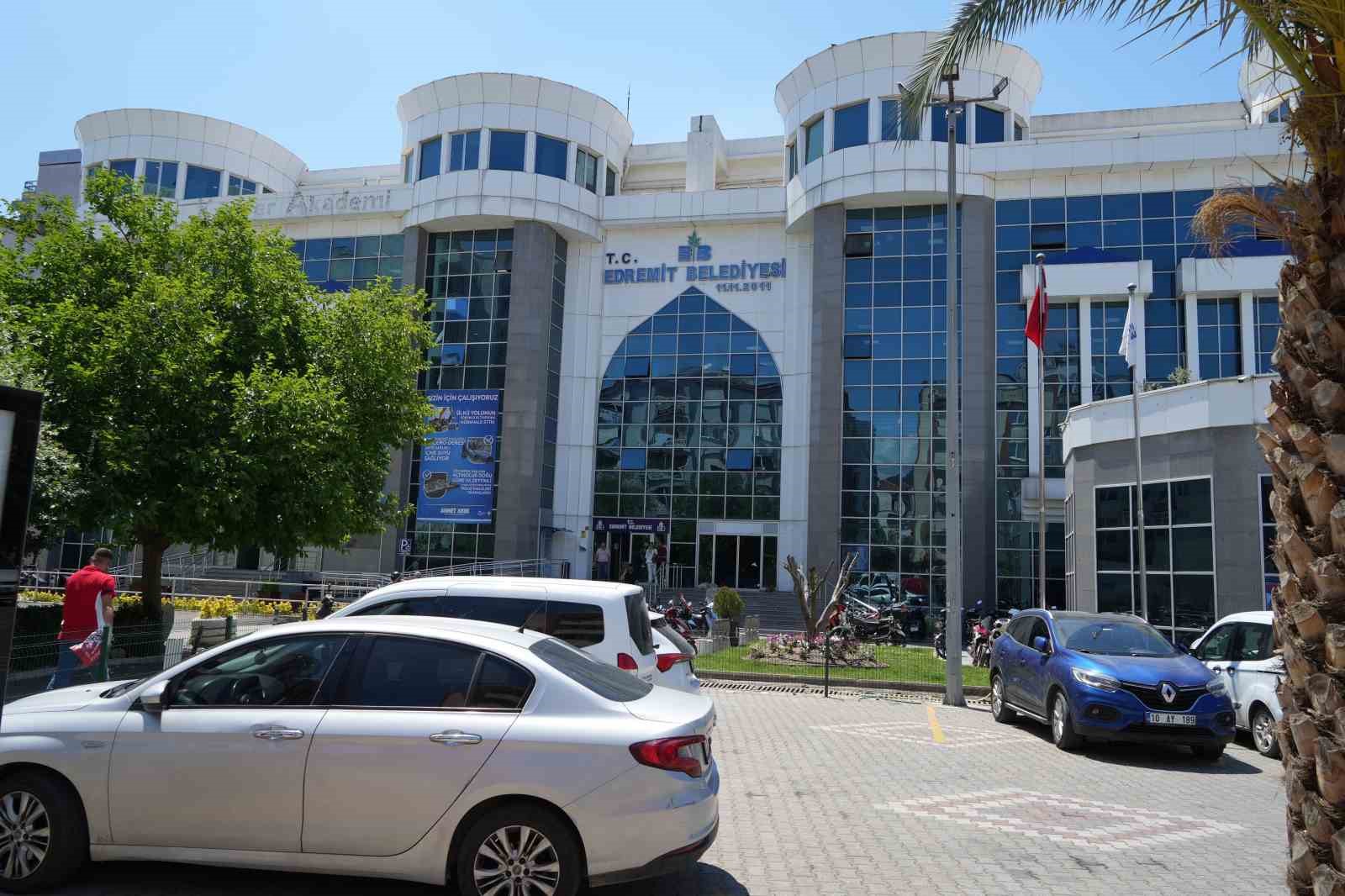 Edremit Belediyesi Yapı Kontrol Müdürlüğü’ne operasyon: 3’ü belediye personeli 7 kişi gözaltında