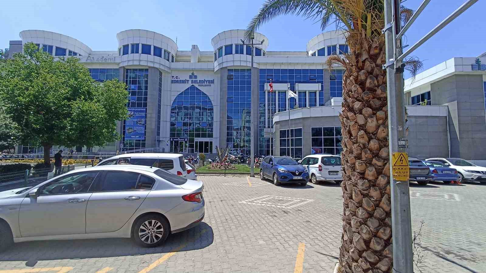 Edremit Belediyesi Yapı Kontrol M&uuml;d&uuml;rl&uuml;ğ&uuml;&rsquo;ne operasyon: 3&rsquo;&uuml; belediye personeli 7 kişi g&ouml;zaltında
