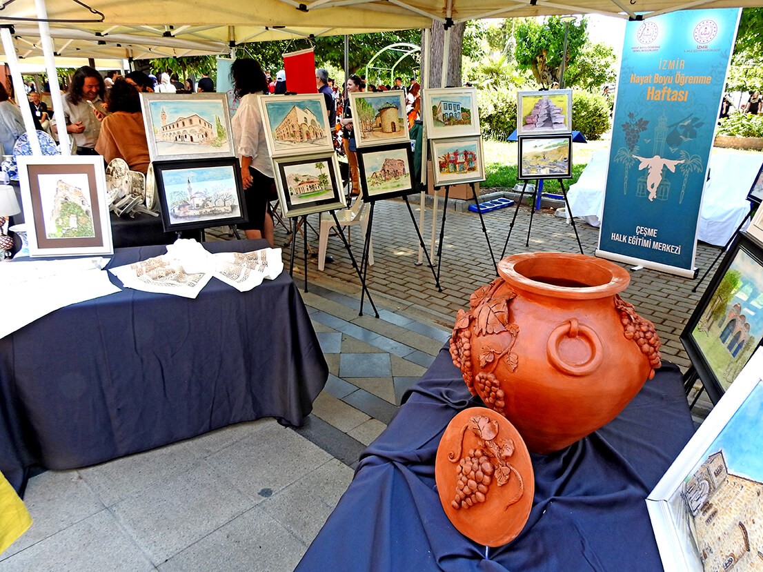 &Ccedil;eşme&rsquo;nin tarihi g&uuml;zellikleri suluboya eserlerle hayat buldu
