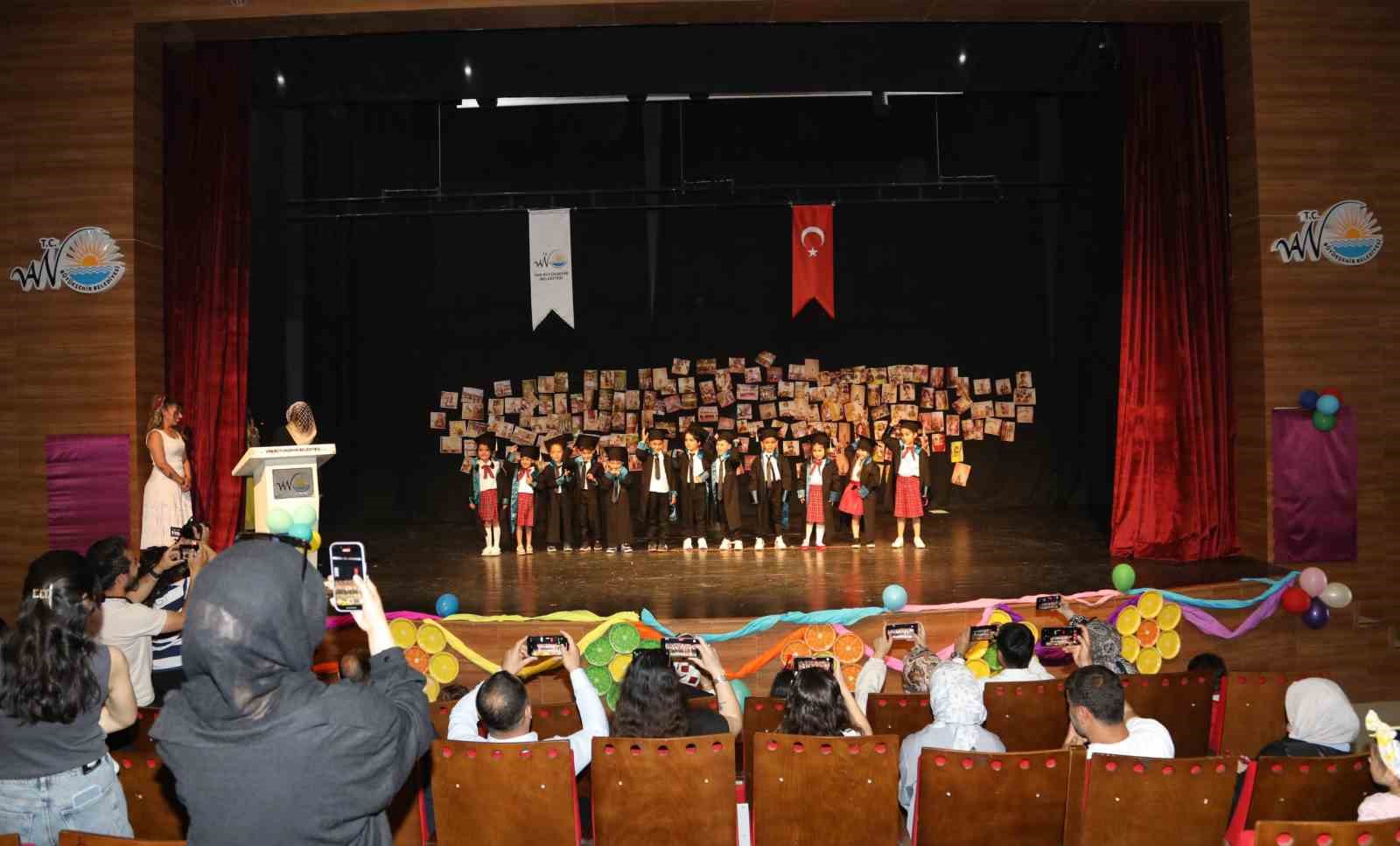 Van B&uuml;y&uuml;kşehir Belediyesinin kreş &ouml;ğrencilerinden yılsonu etkinliği
