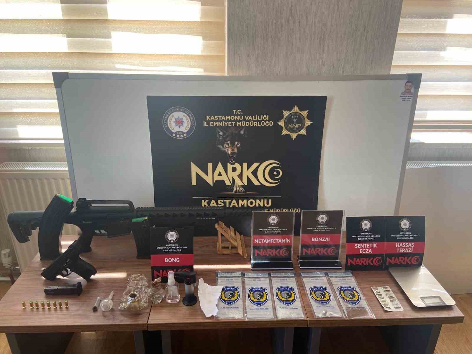 Kastamonu&rsquo;da uyuşturucu operasyonları: 3 g&ouml;zaltı
