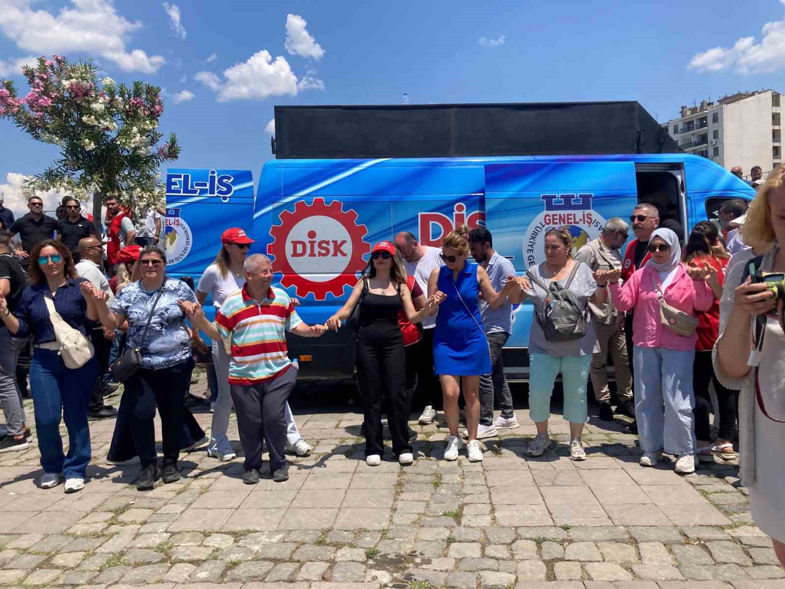 Grevde olan İzmir B&uuml;y&uuml;kşehir &ccedil;alışanlarından dev y&uuml;r&uuml;y&uuml;ş
