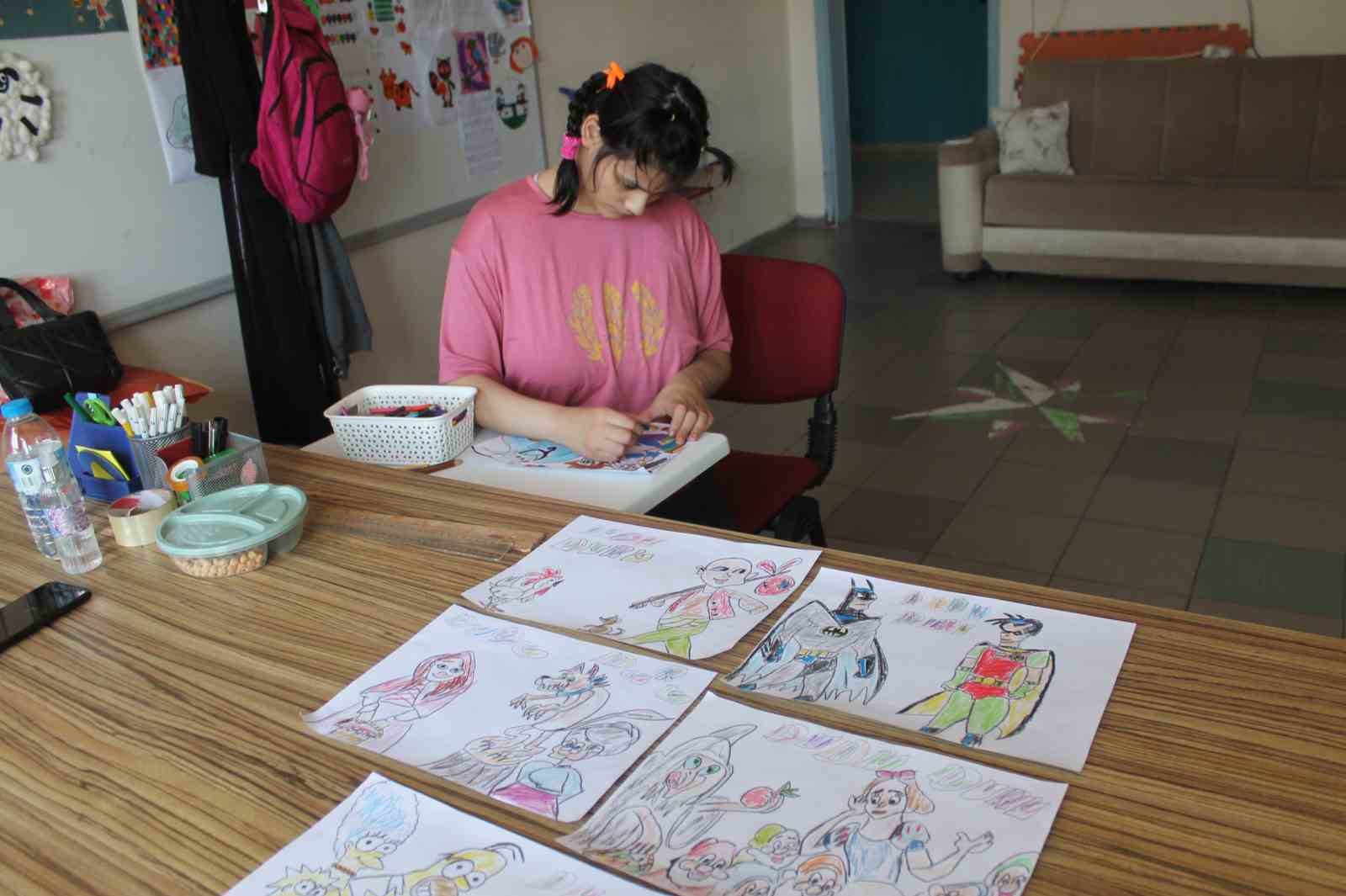 Otizmli öğrenci yaptığı resimlerle hayatına renk katıyor