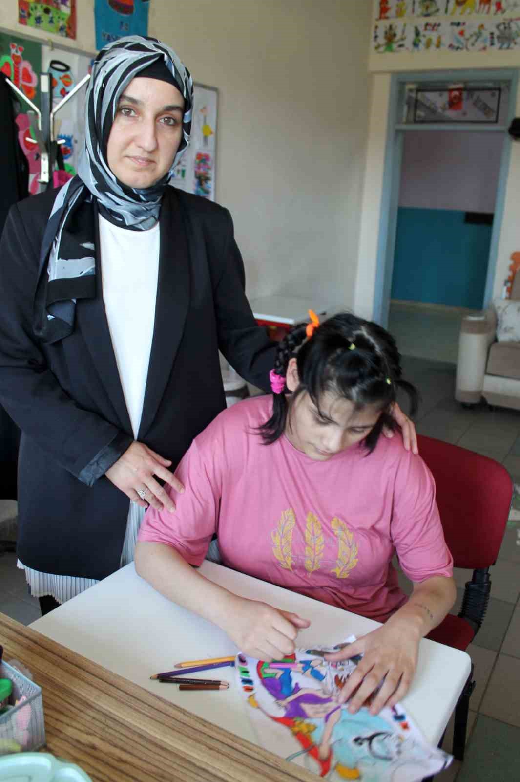 Otizmli &ouml;ğrenci yaptığı resimlerle hayatına renk katıyor
