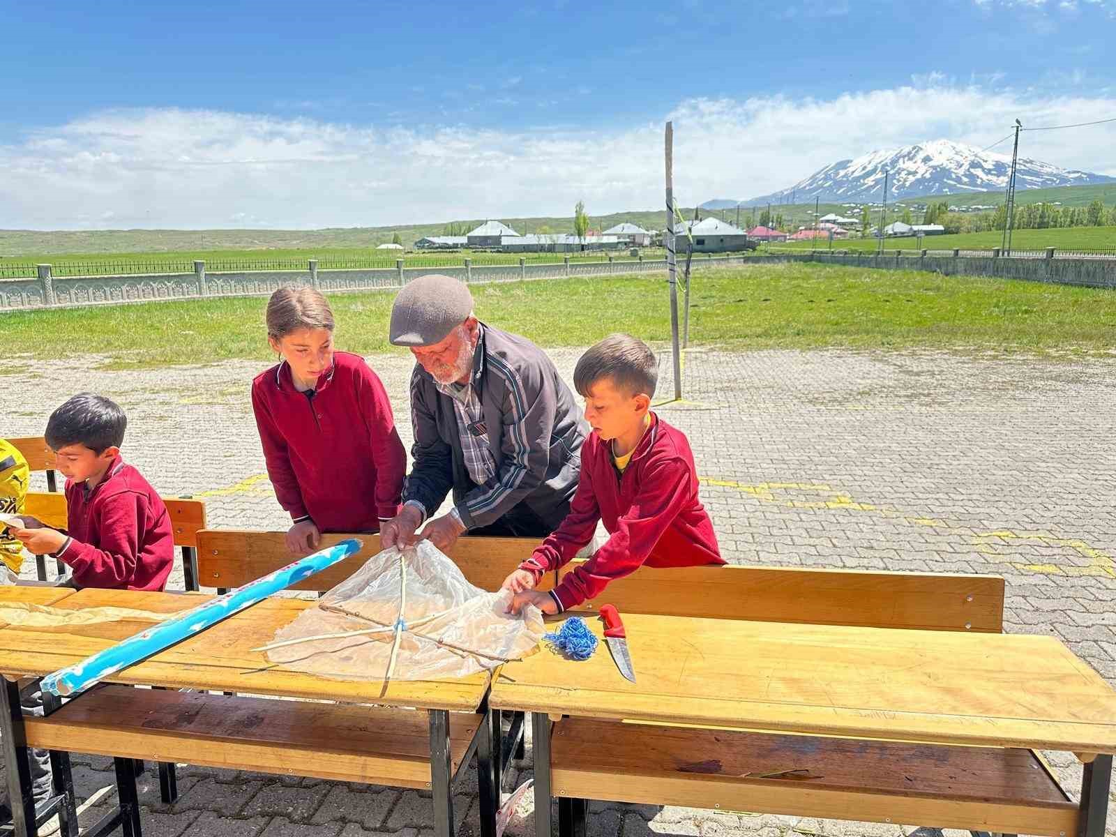 Malazgirt’te çocukların uçurtma sevinci