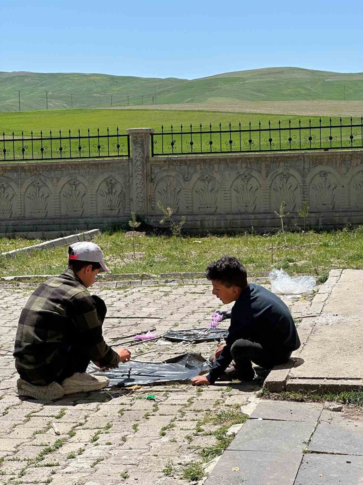 Malazgirt&rsquo;te &ccedil;ocukların u&ccedil;urtma sevinci
