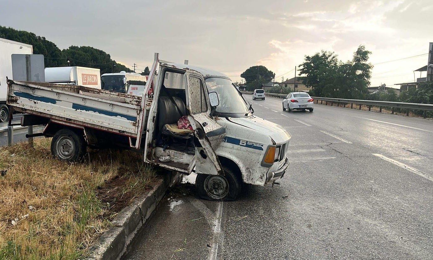 Manisa’da kamyonet refüje çarptı: Yolcu öldü, sürücü yaralandı