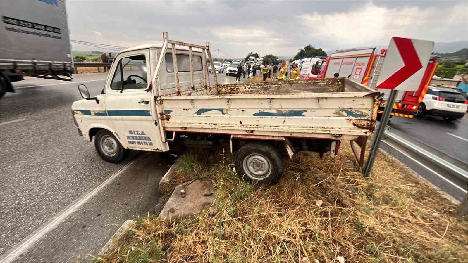 Manisa&rsquo;da kamyonet ref&uuml;je &ccedil;arptı: Yolcu &ouml;ld&uuml;, s&uuml;r&uuml;c&uuml; yaralandı
