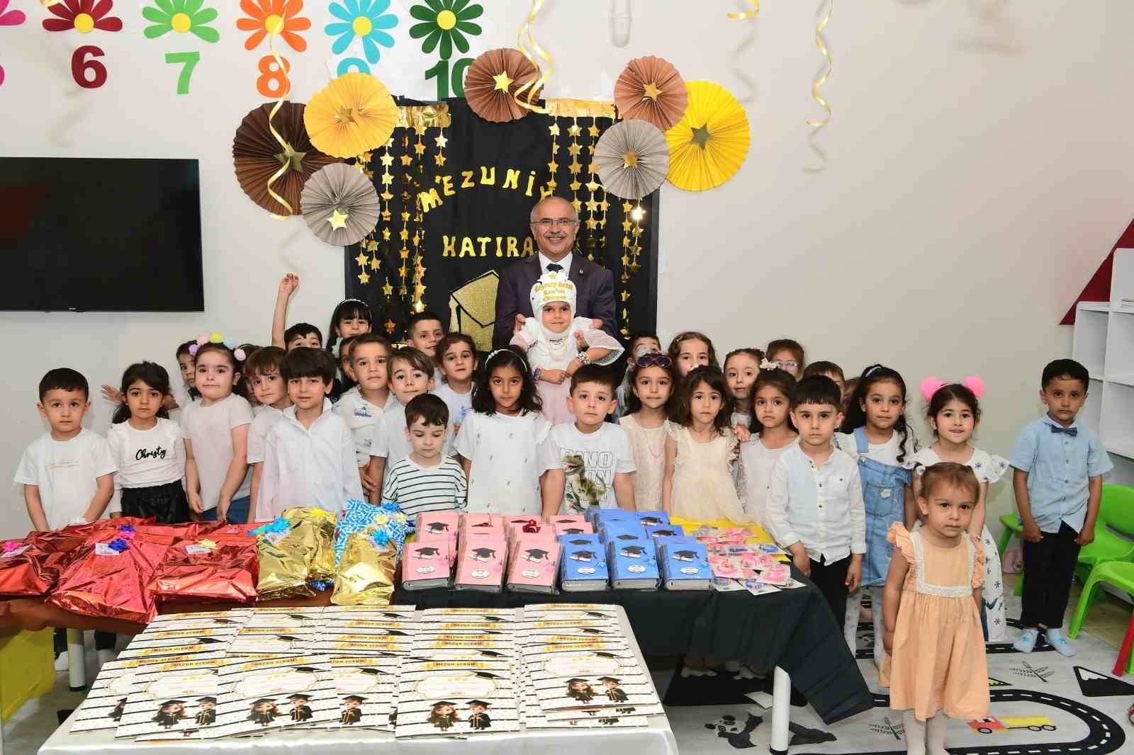 Miniklerin ilk karnesi Başkan Er’in elinden