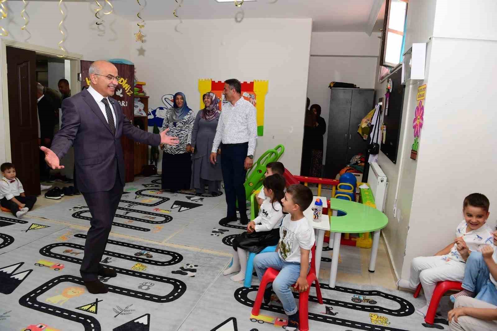 Miniklerin ilk karnesi Başkan Er&rsquo;in elinden
