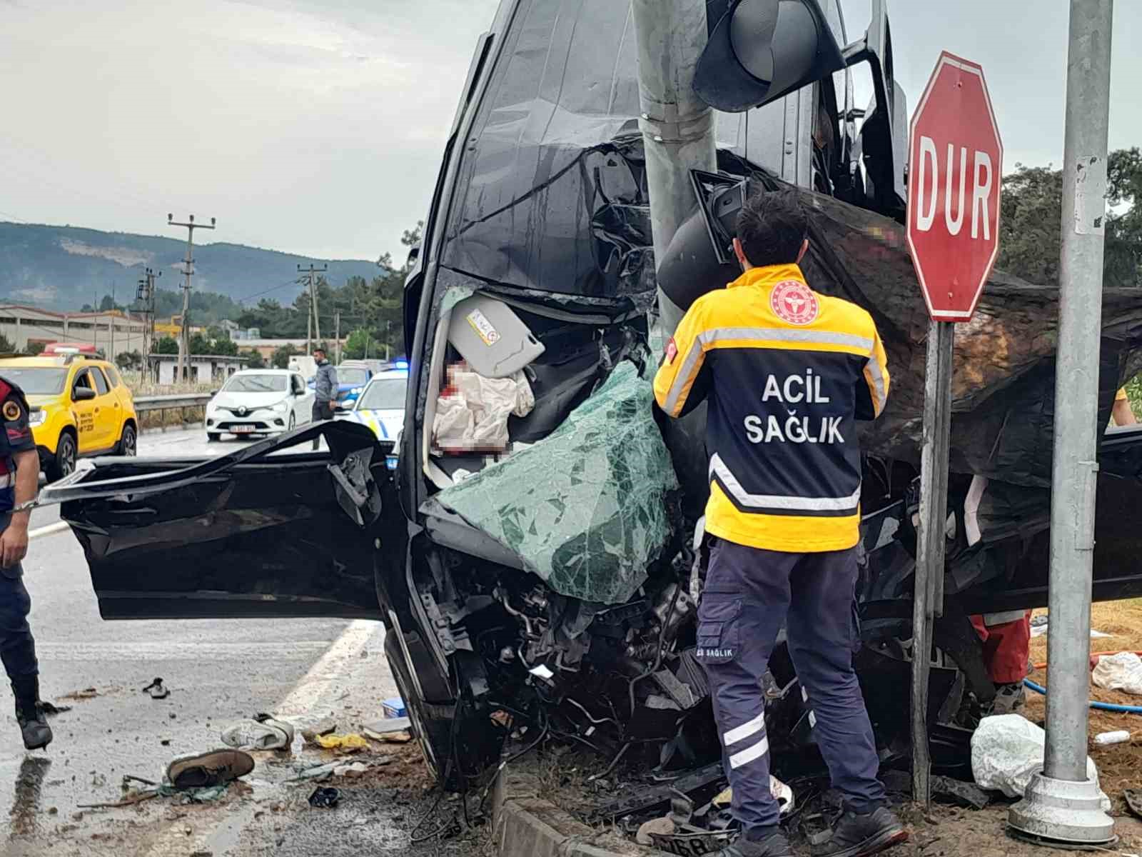 Muğla’da trafik kazası: Araç direğe çarpıp havada asılı kaldı