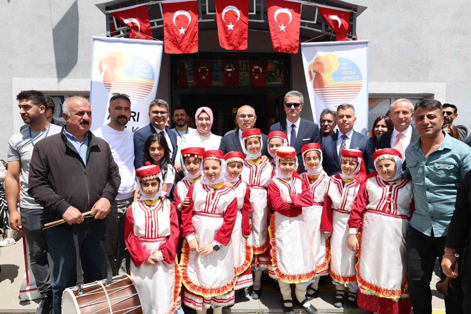 Ağrı’da kursiyerler el emeği ürünlerini sergiledi
