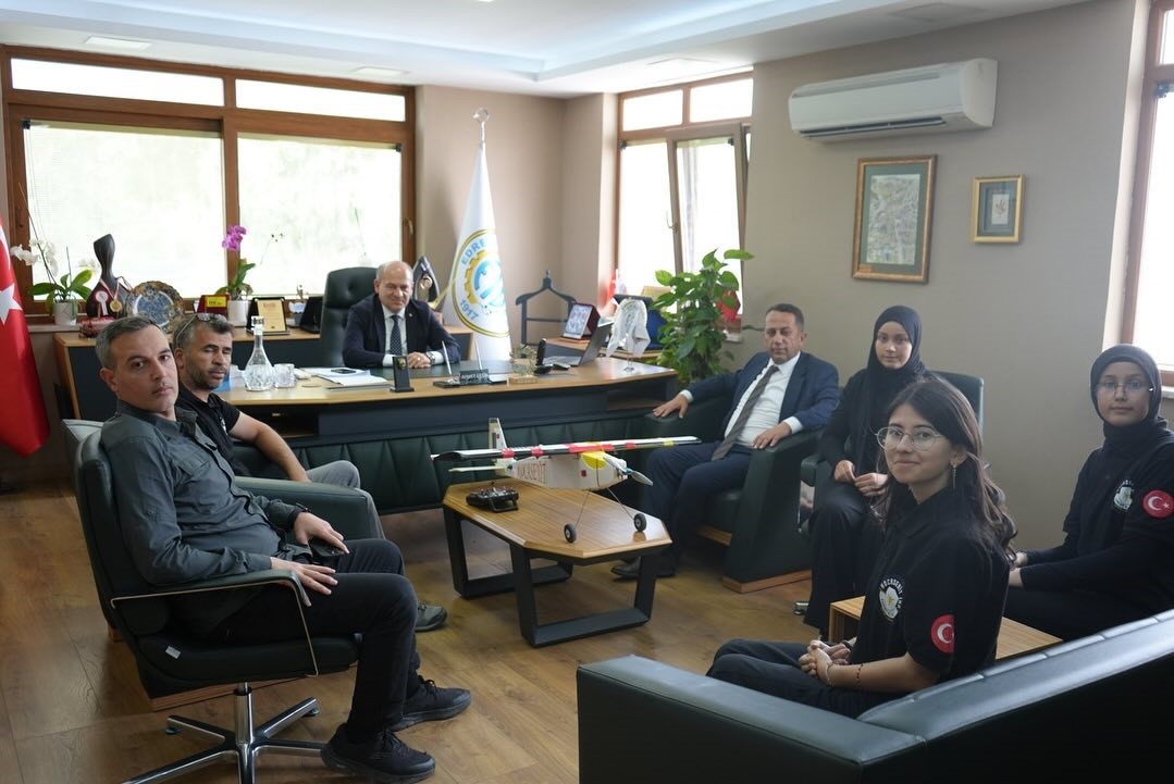 T&uuml;rkiye ikincisi olan &ouml;ğrencilerden Edremit Ticaret Odası&rsquo;na ziyaret
