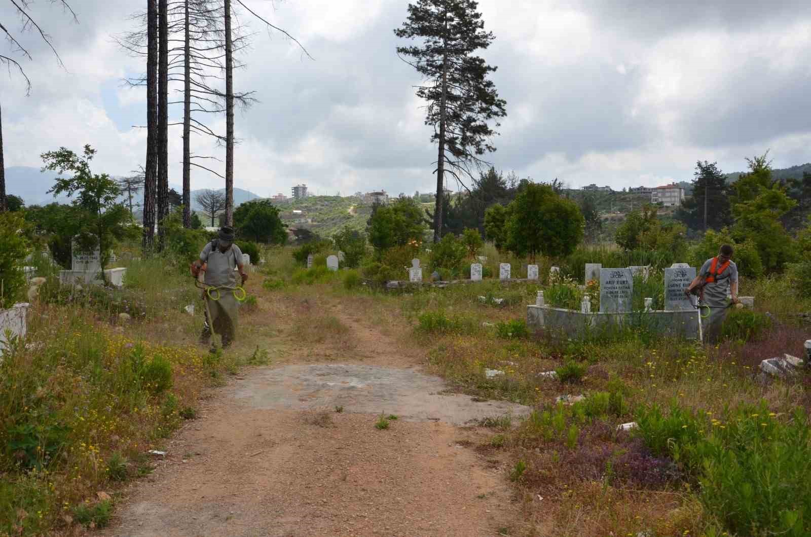 Alanya’daki mezarlıklarda Kurban Bayramı hazırlıkları başladı