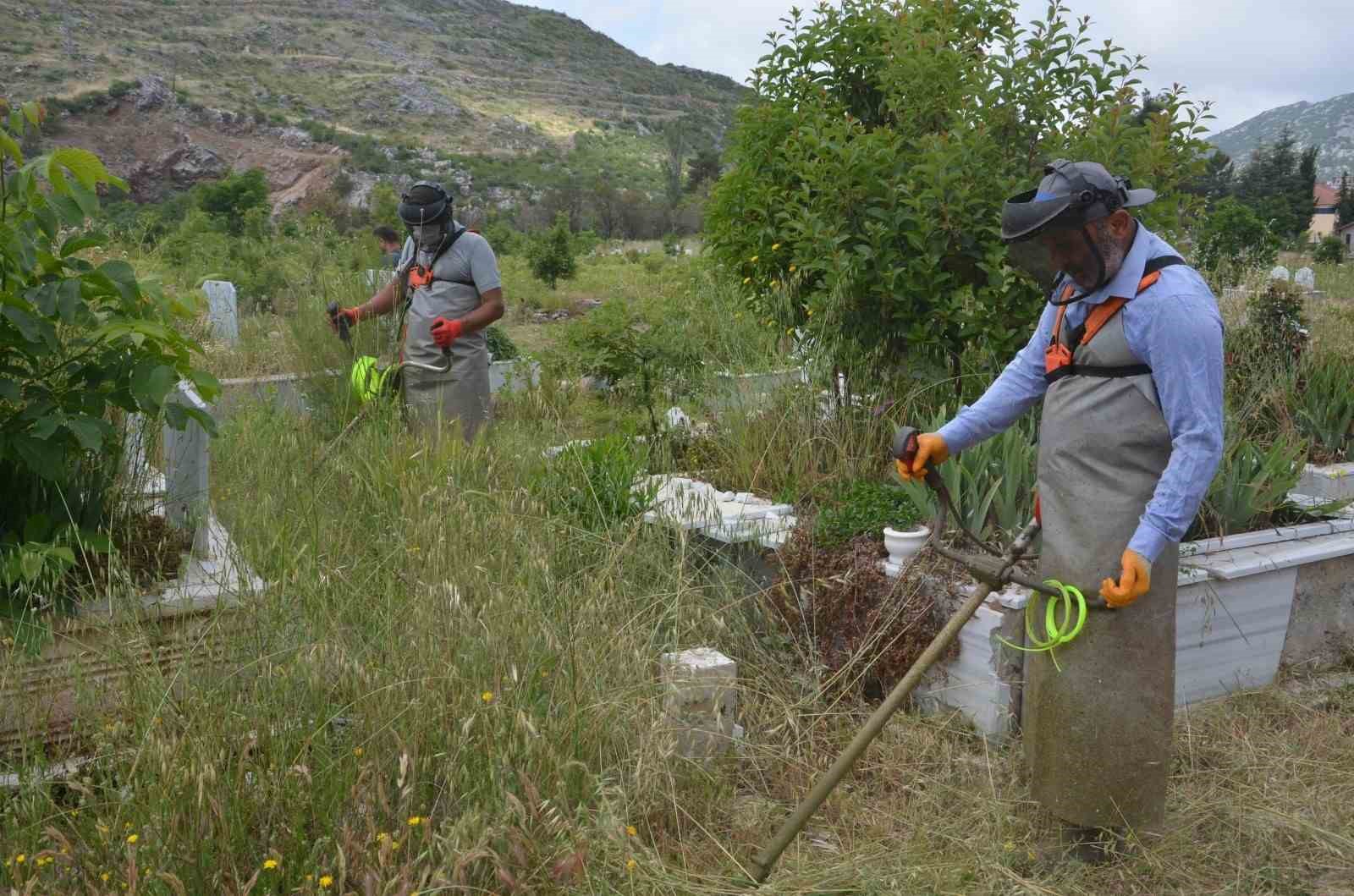Alanya&rsquo;daki mezarlıklarda Kurban Bayramı hazırlıkları başladı
