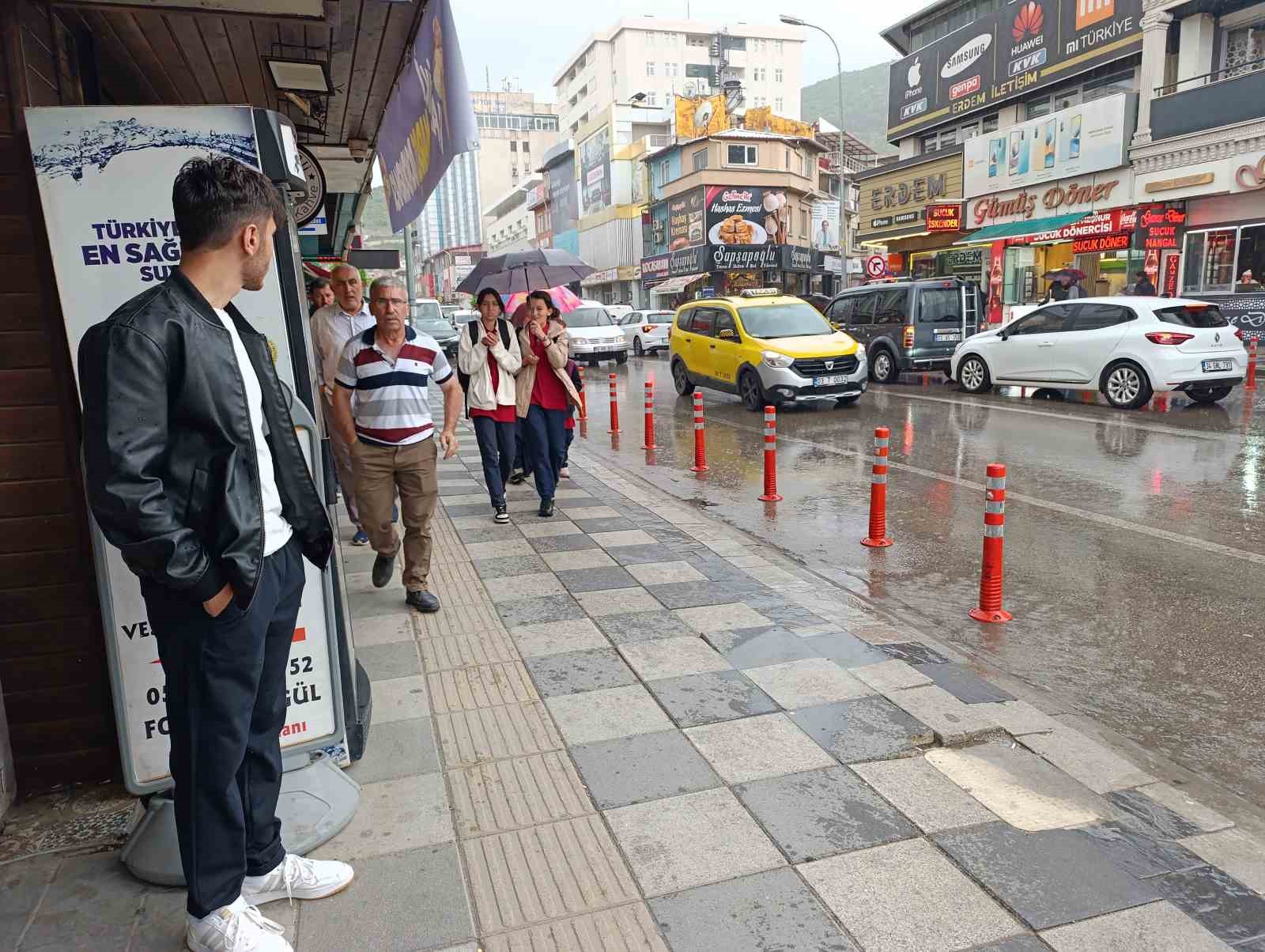 Afyonkarahisar’da beklenen yağış başladı, bir çok kişi zor anlar yaşadı