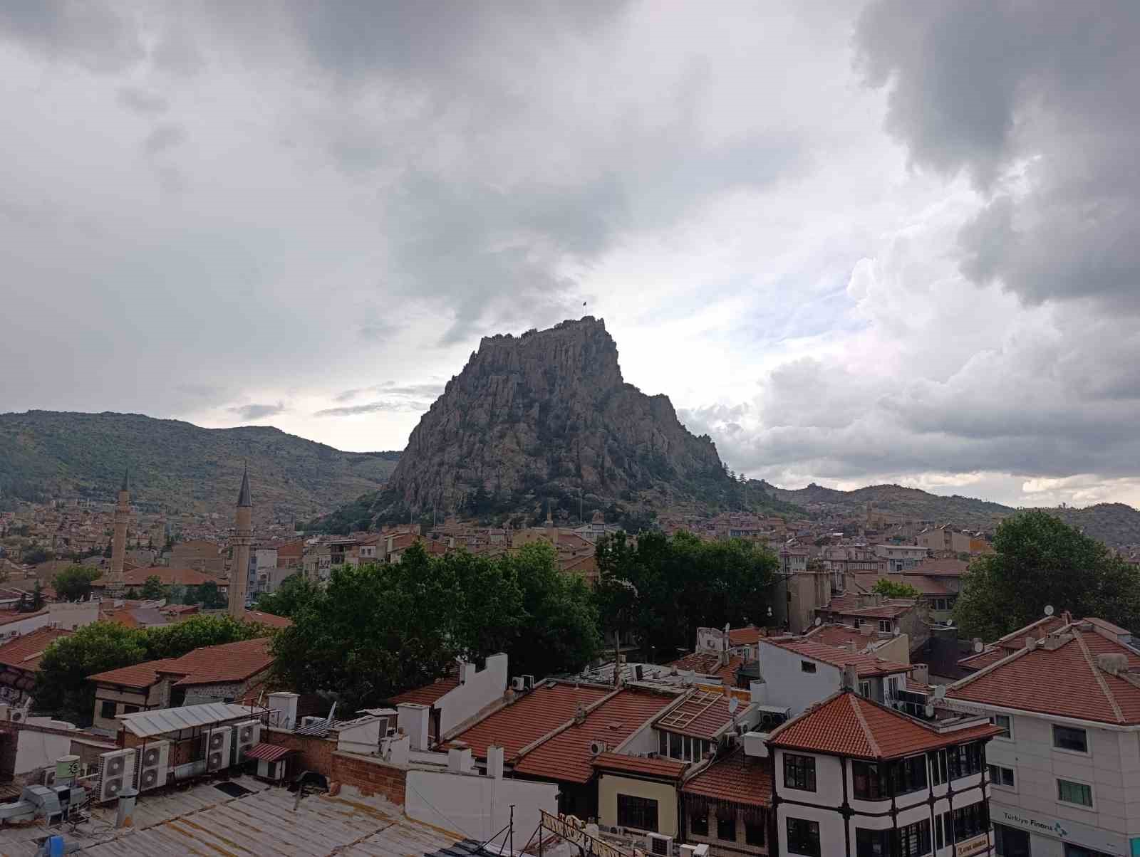 Afyonkarahisar&rsquo;da beklenen yağış başladı, bir &ccedil;ok kişi zor anlar yaşadı
