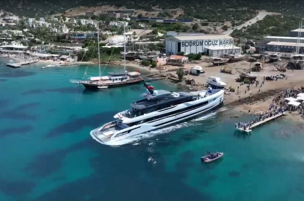 Bodrum’da 1.2 milyarlık süper yat suya indirildi