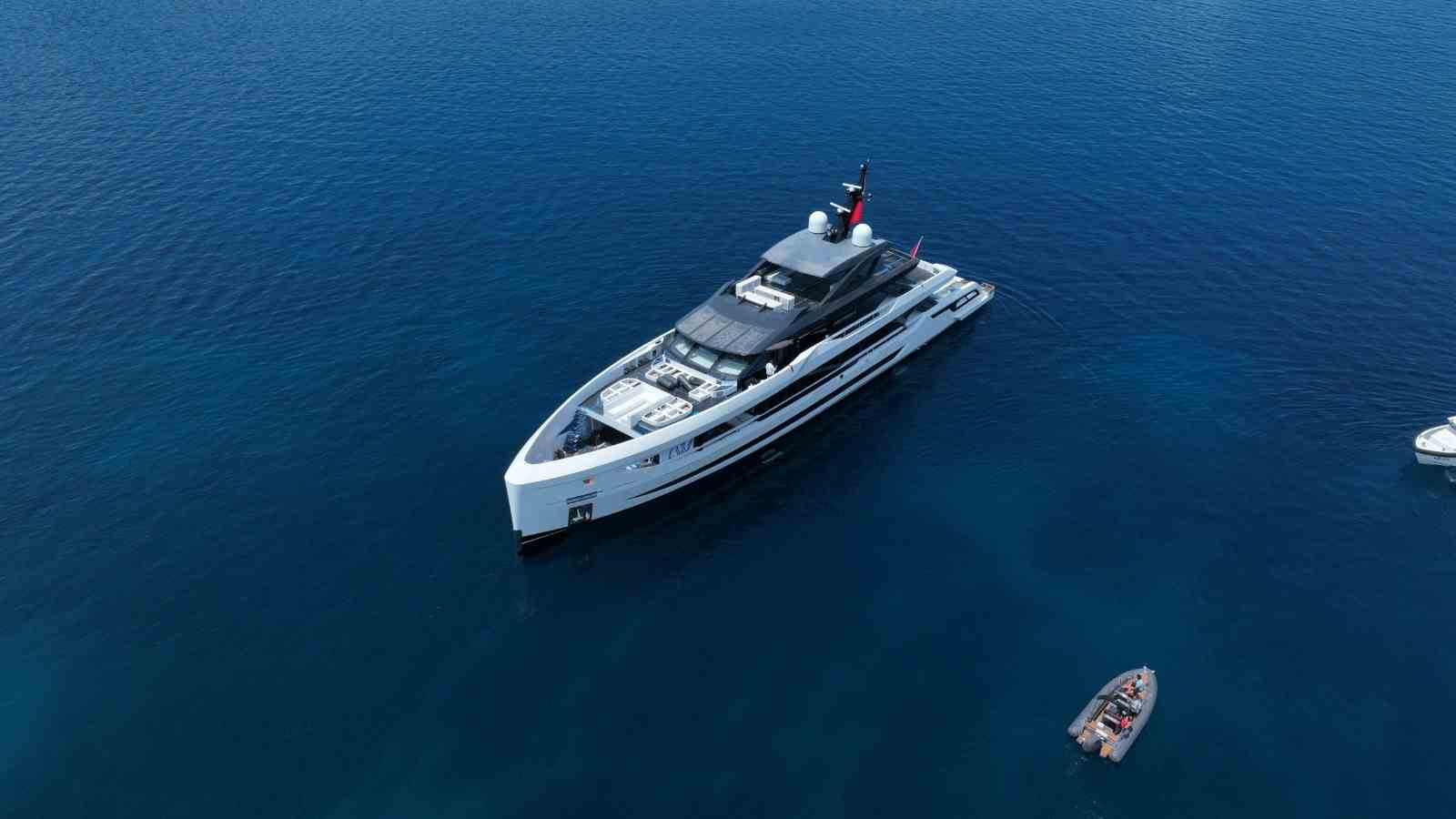 Bodrum’da 1.2 milyarlık süper yat suya indirildi

