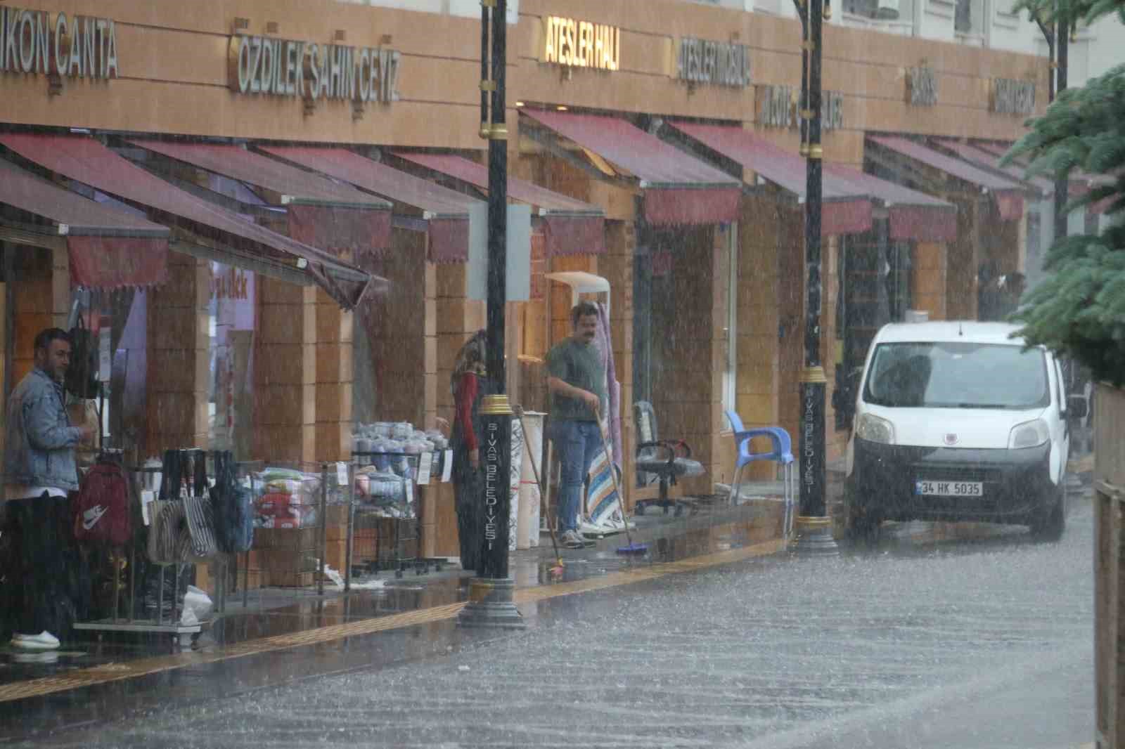 Bir anda başlayan kuvvetli yağmurla vatandaşlar zor anlar yaşadı