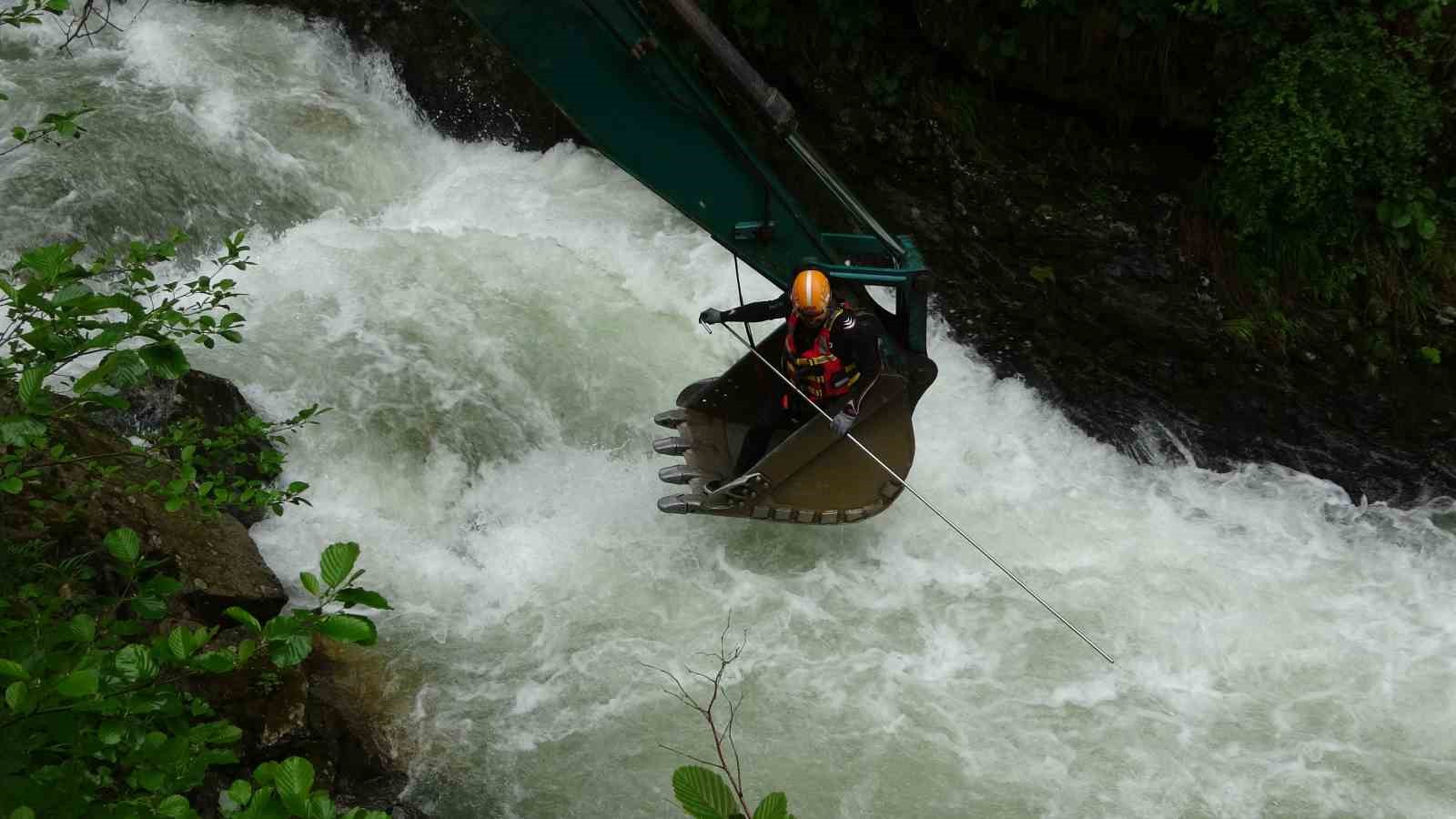Uzungöl’e gelen Suudi Arabistan’ın Ankara Büyükelçisi Al-Nasr, vatandaşı olan kayıp çocuğun arama çalışmalarını yerinde inceledi