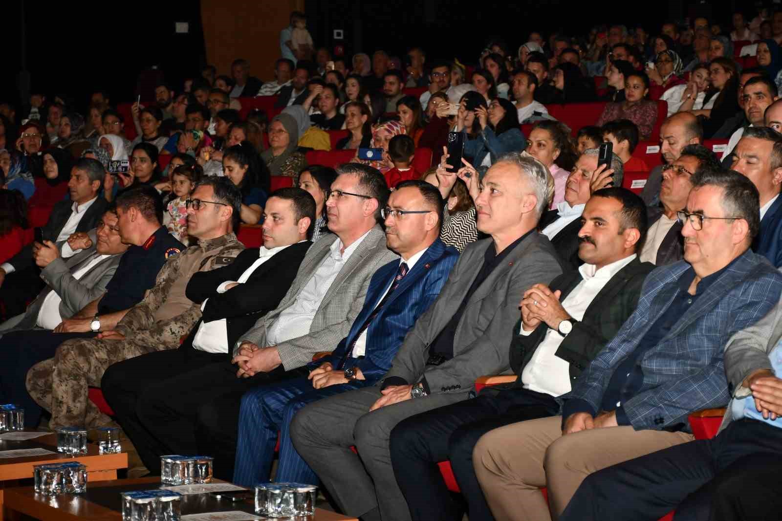 Başsavcı Korkmaz t&uuml;rk&uuml; s&ouml;yledi, b&uuml;y&uuml;k alkış topladı
