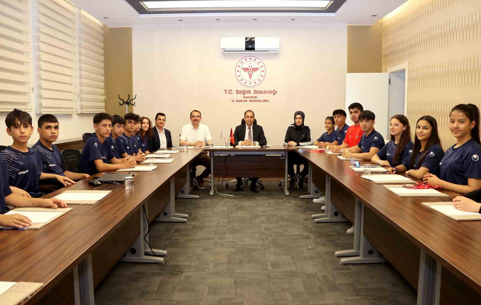 Şampiyon sporculardan İl Sağlık Müdürü Erşan’a ziyaret