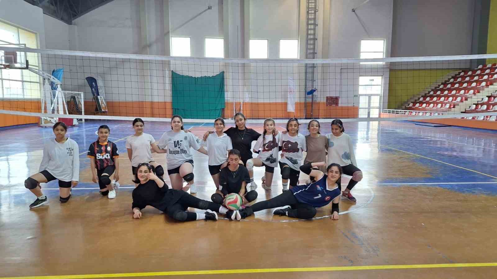 Bulanık’ta voleybol antrenmanları yoğun katılımla devam ediyor