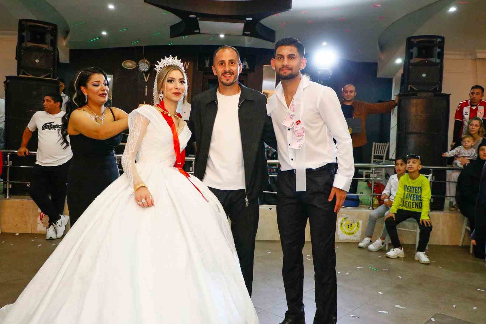 Samsunsporlu futbolcu d&uuml;nya evine girdi: Takım arkadaşları yalnız bırakmadı
