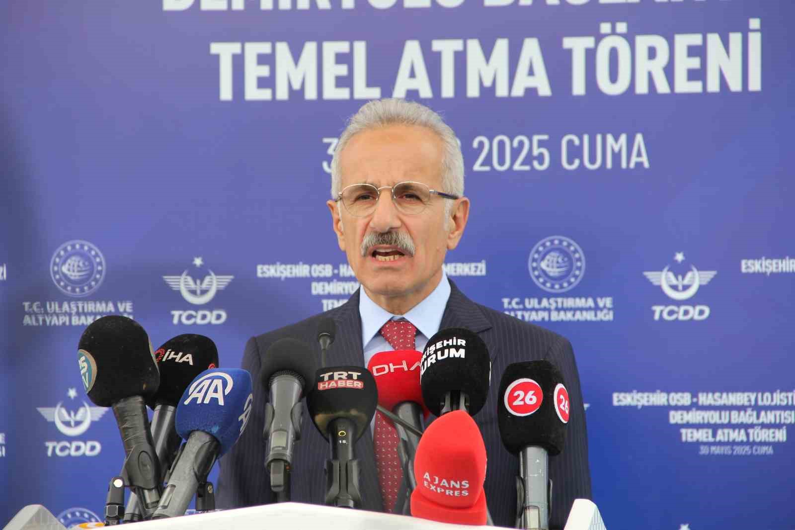 Bakan Uraloğlu, Eskişehir’de Hasanbey Lojistik Merkezi Demiryolu Bağlantısı Temel Atma Töreni’ne katıldı