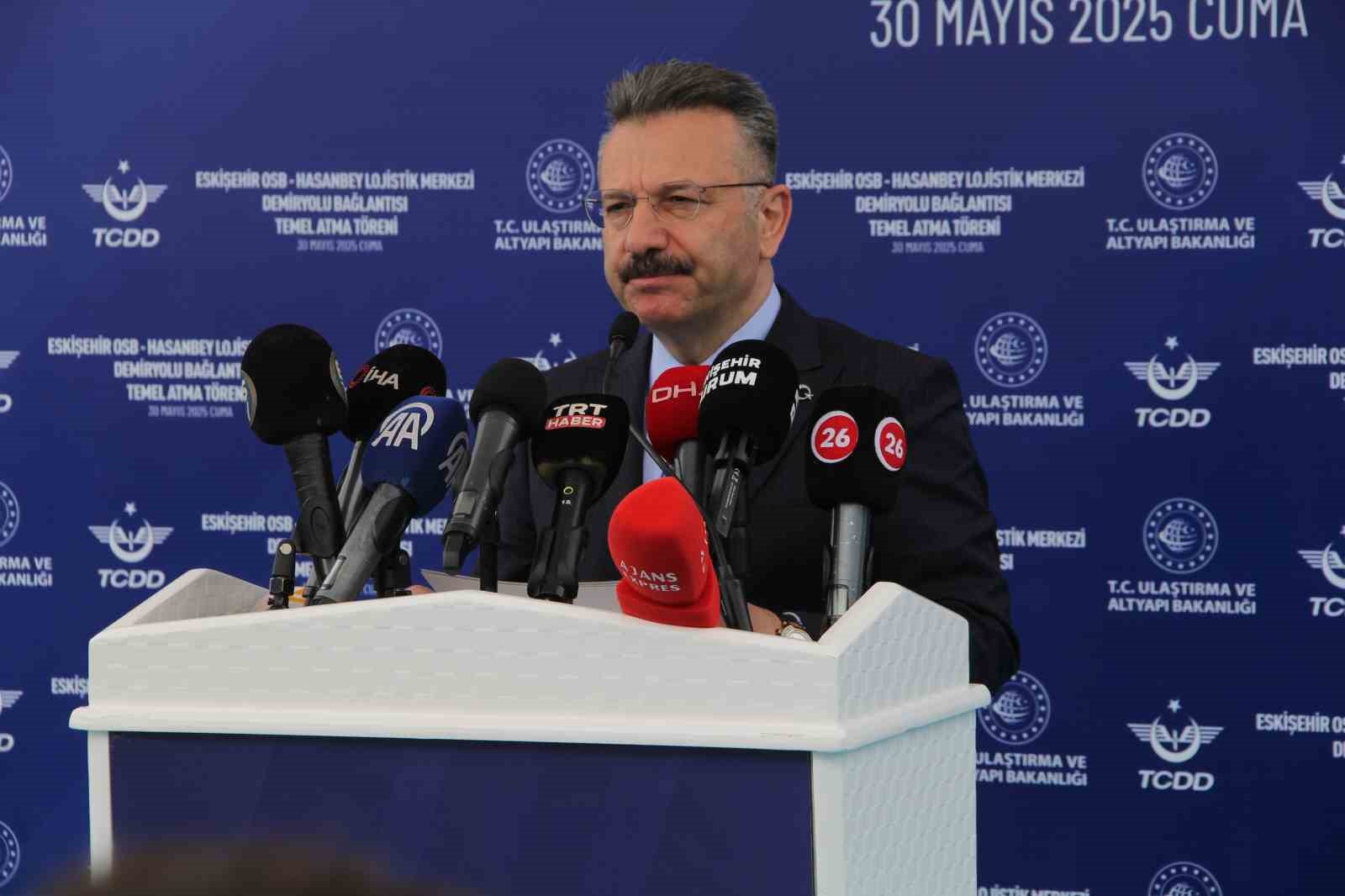 Bakan Uraloğlu, Eskişehir’de Hasanbey Lojistik Merkezi Demiryolu Bağlantısı Temel Atma Töreni’ne katıldı
