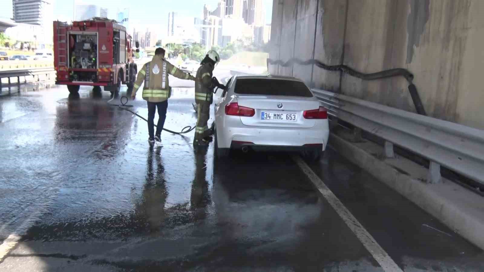 Ataşehir’de lüks otomobil alev alev yandı