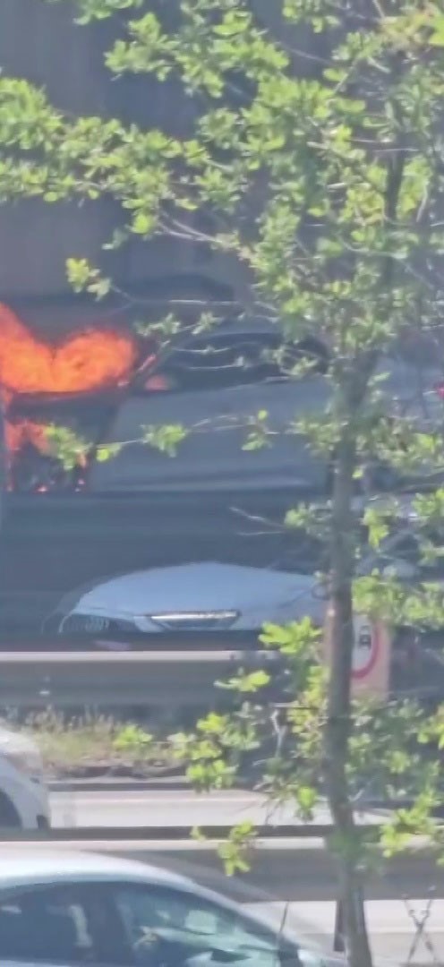 Ataşehir’de lüks otomobil alev alev yandı