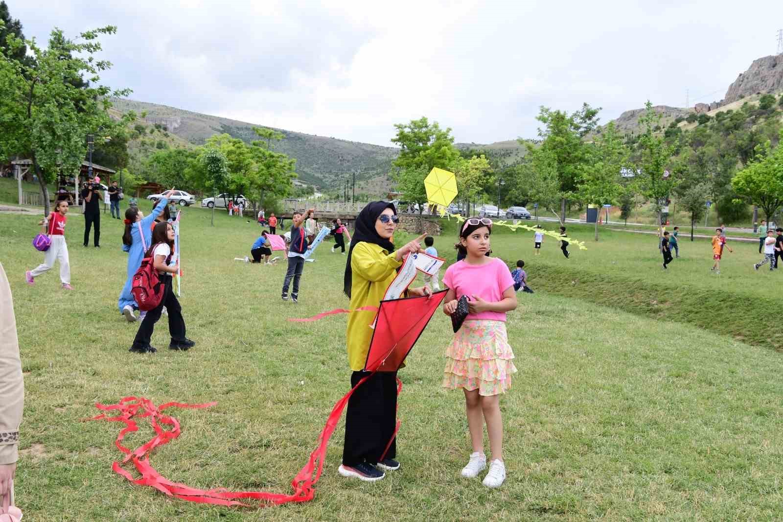Rengarenk uçurtmalar Beydağı’nda gökyüzüyle buluştu