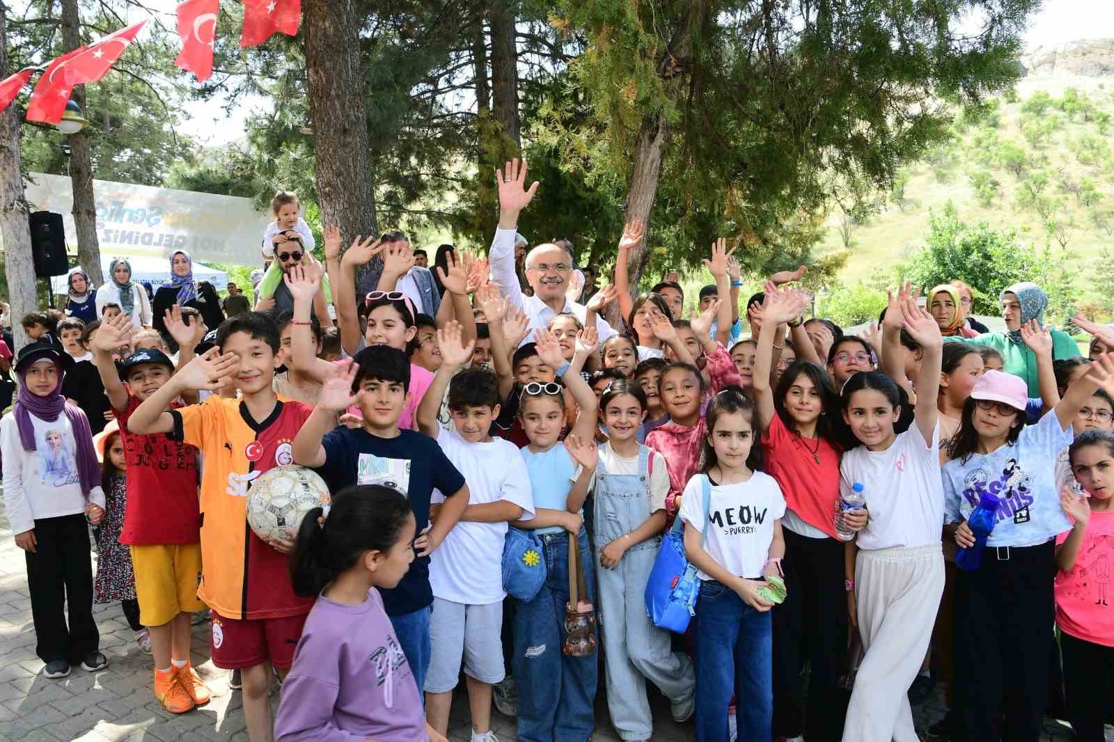 Rengarenk u&ccedil;urtmalar Beydağı&rsquo;nda g&ouml;ky&uuml;z&uuml;yle buluştu
