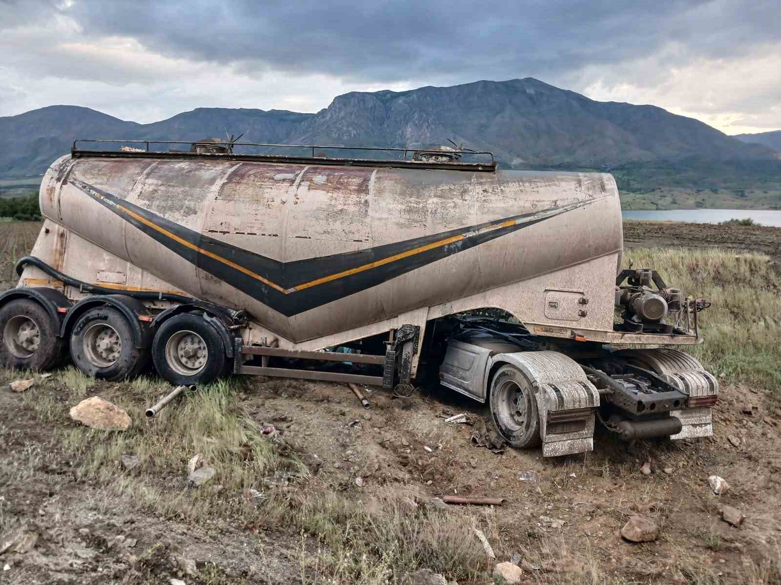 Doğanşehir&rsquo;de tanker tarlaya devrildi, s&uuml;r&uuml;c&uuml; yaralandı
