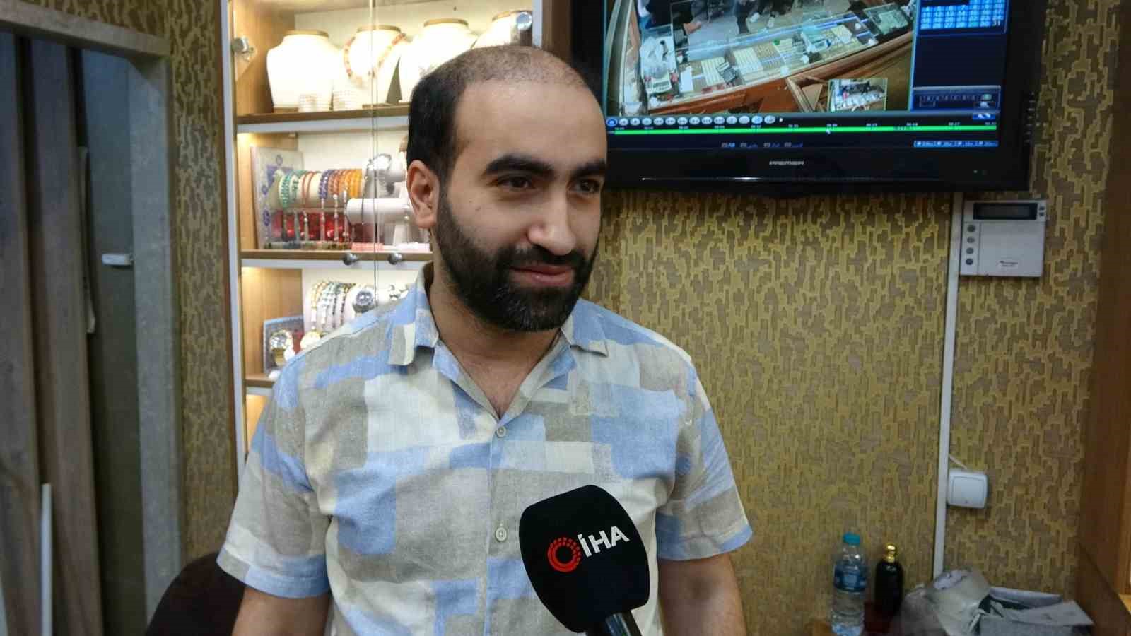 Sultanbeyli&rsquo;de silahlı soygun girişimini sandalye atarak engelleyen kuyumcu &ccedil;alışanı yaşananları anlattı
