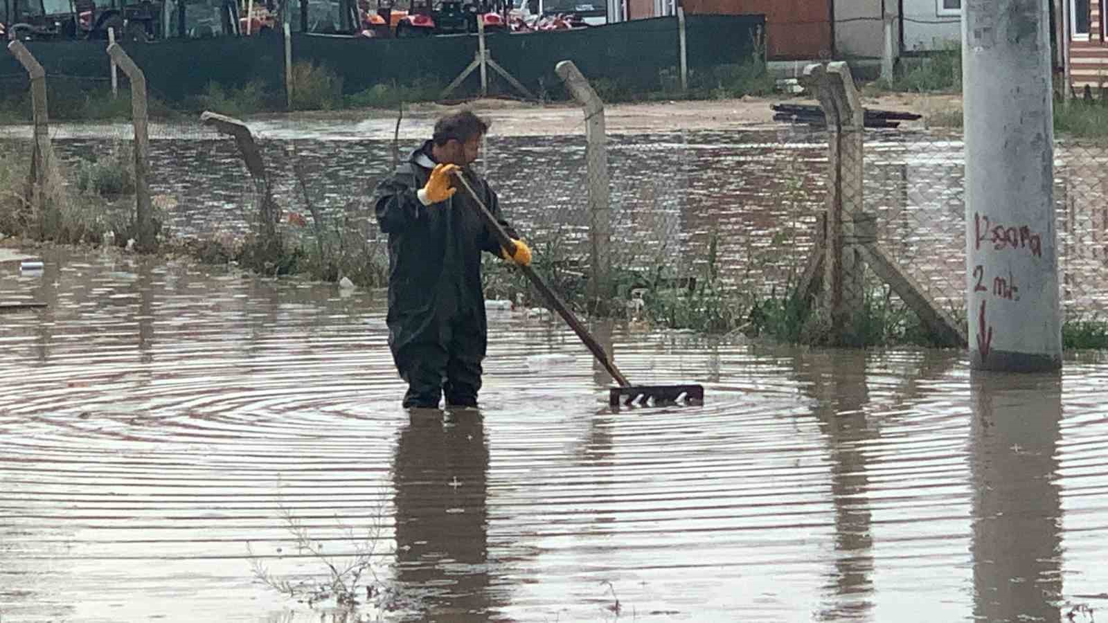 Karaman’da sağanak sonrası yollar göle döndü