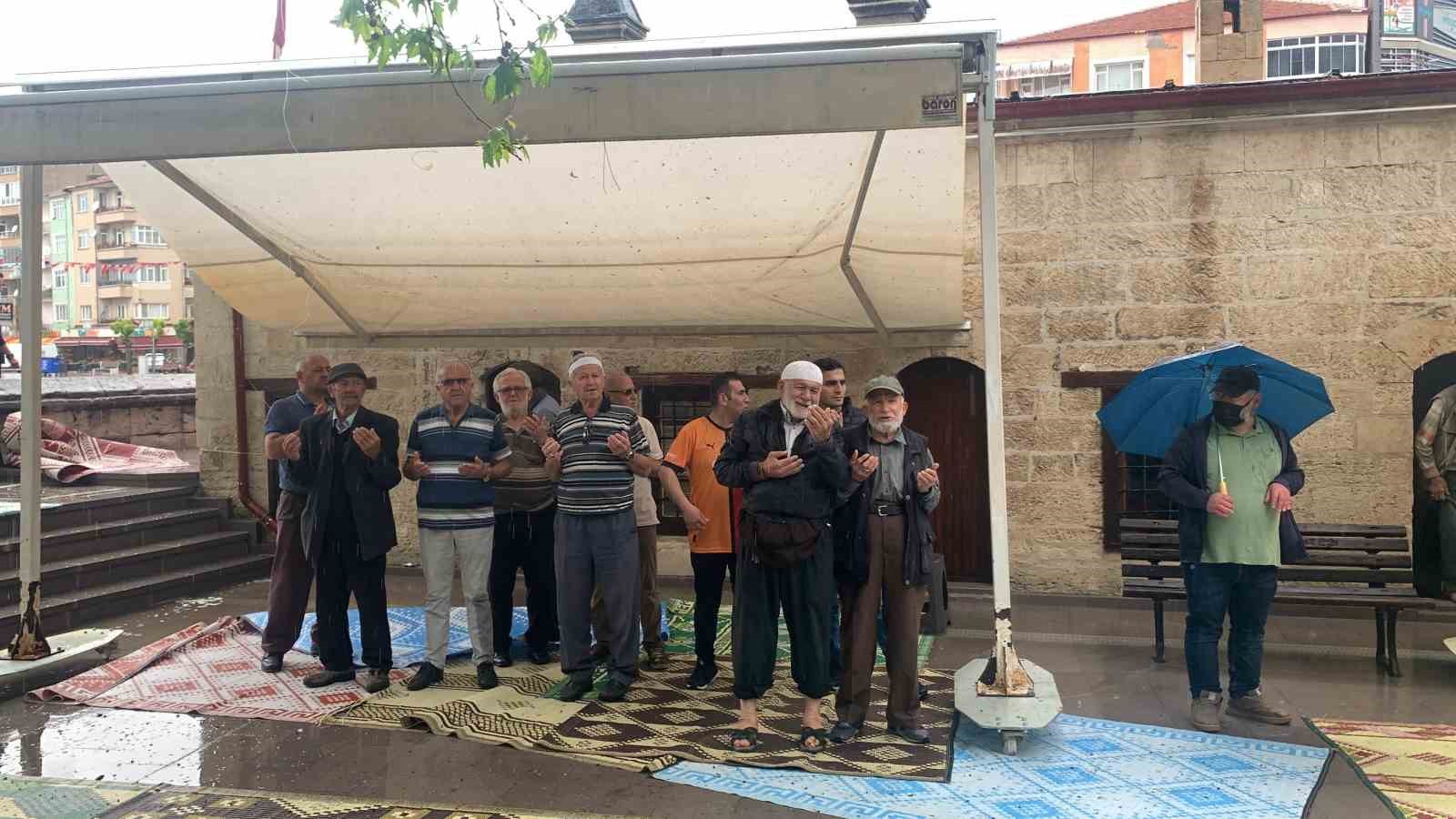 Karaman&rsquo;da sağanak sonrası yollar g&ouml;le d&ouml;nd&uuml;
