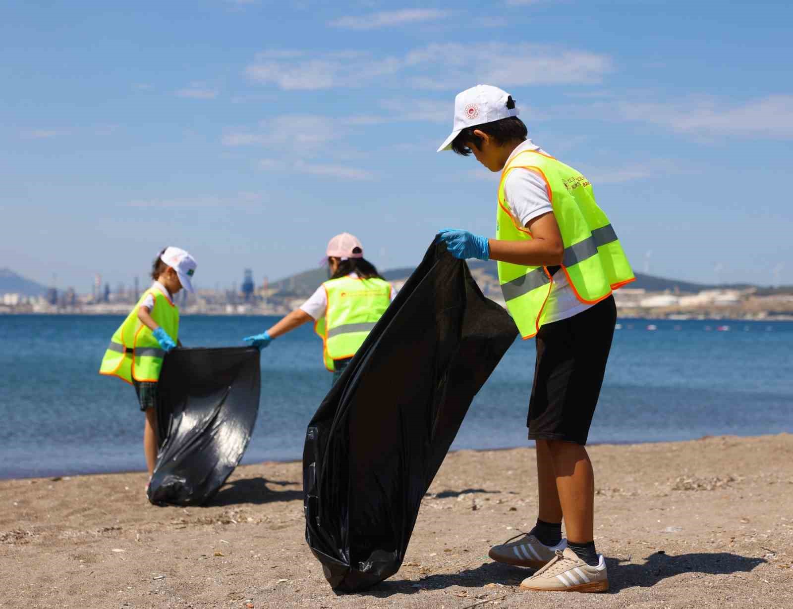 Aliağa’da öğrencilerle kıyı temizliği ve geri dönüşüm eğitimi