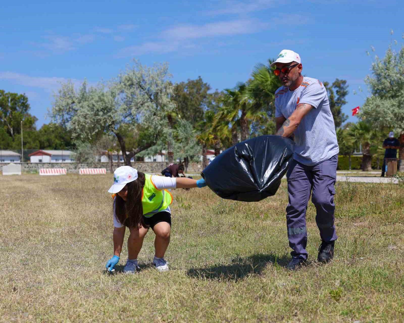 Aliağa’da öğrencilerle kıyı temizliği ve geri dönüşüm eğitimi