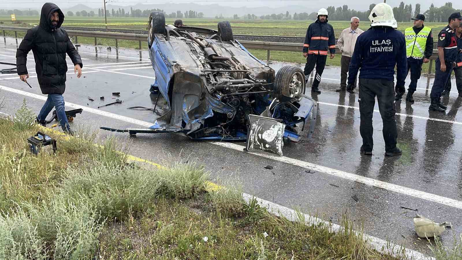 Karşı şeride geçip iki araca çarpan otomobil takla attı: 1 ölü, 4 yaralı