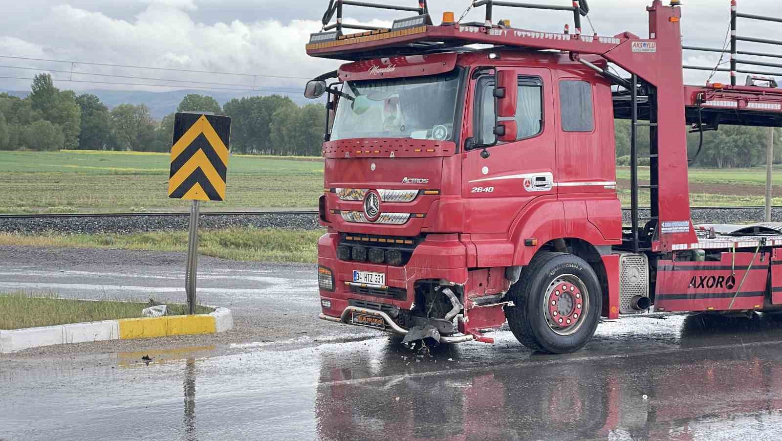Karşı şeride geçip iki araca çarpan otomobil takla attı: 1 ölü, 4 yaralı